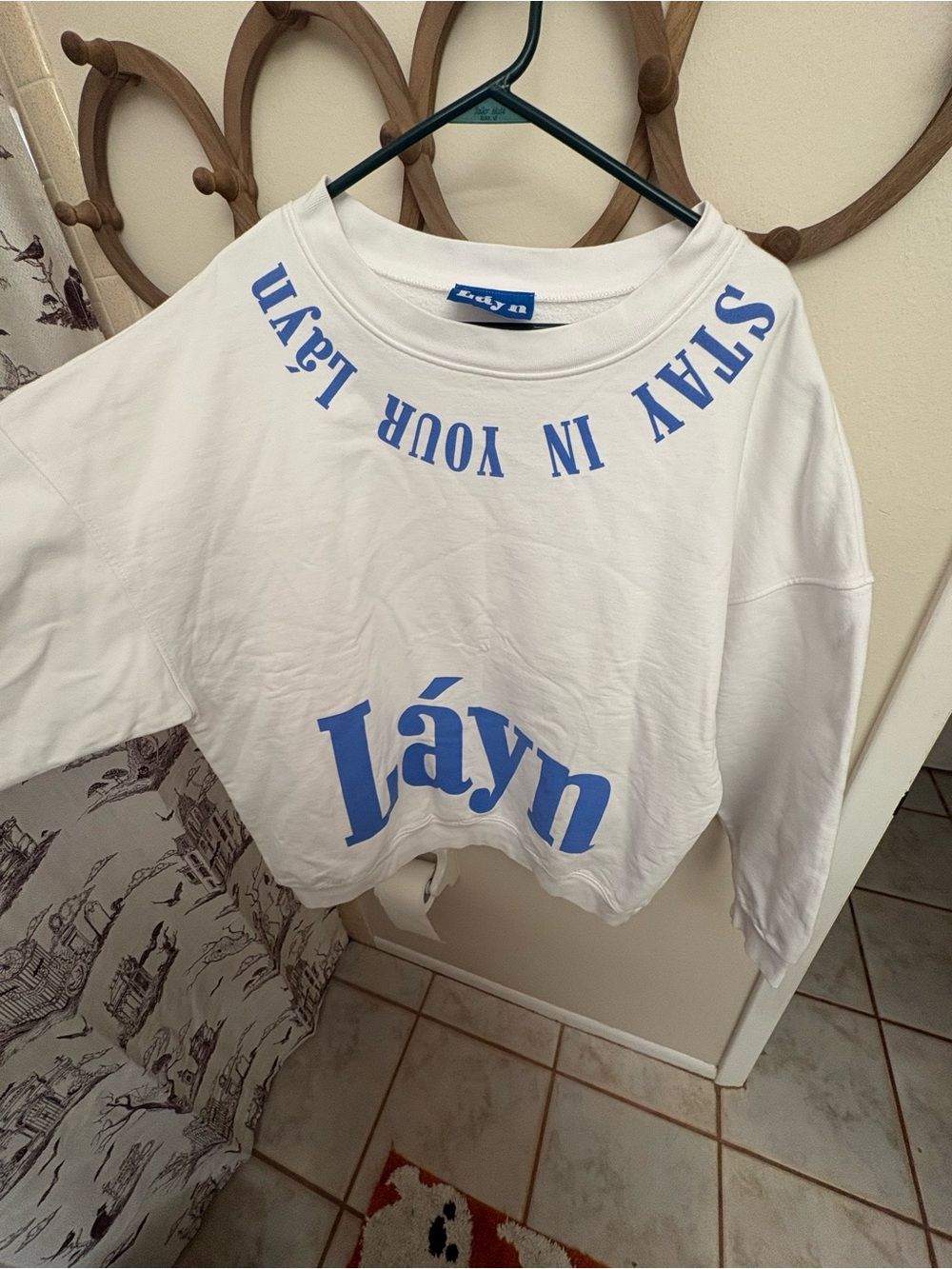 Lãyn White Sweatshirt with Blue Logo